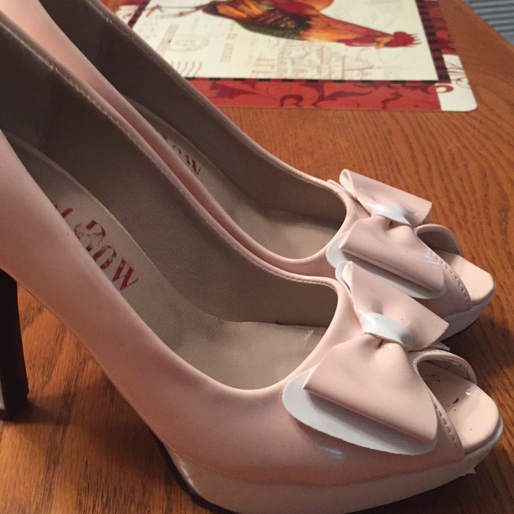 Light pink pumps